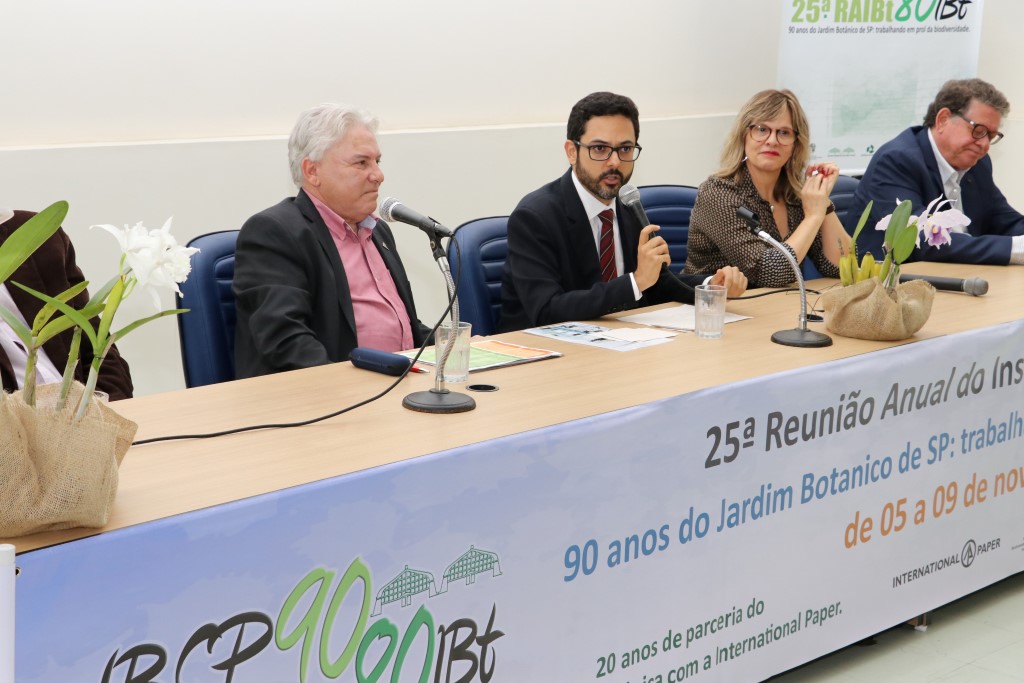 Mesa durante a reunião