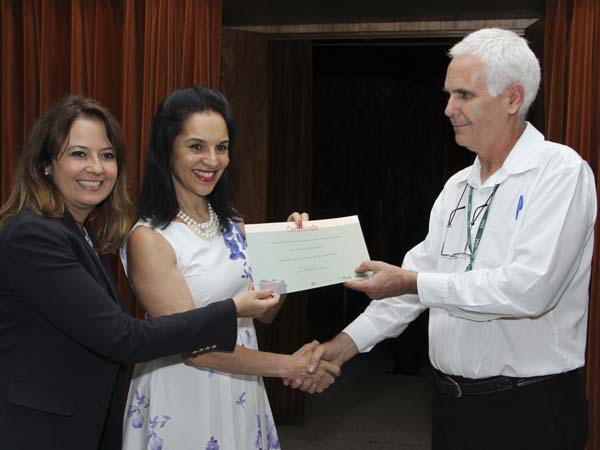 O motorista Hélio Miguel Anderson recebeu um certificado representando todos que doaram um pouco de seu tempo na Campanha