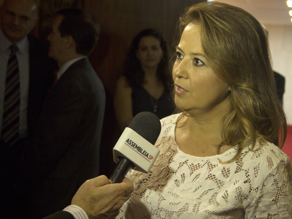 Patrícia Iglecias dá entrevista à TV Alesp