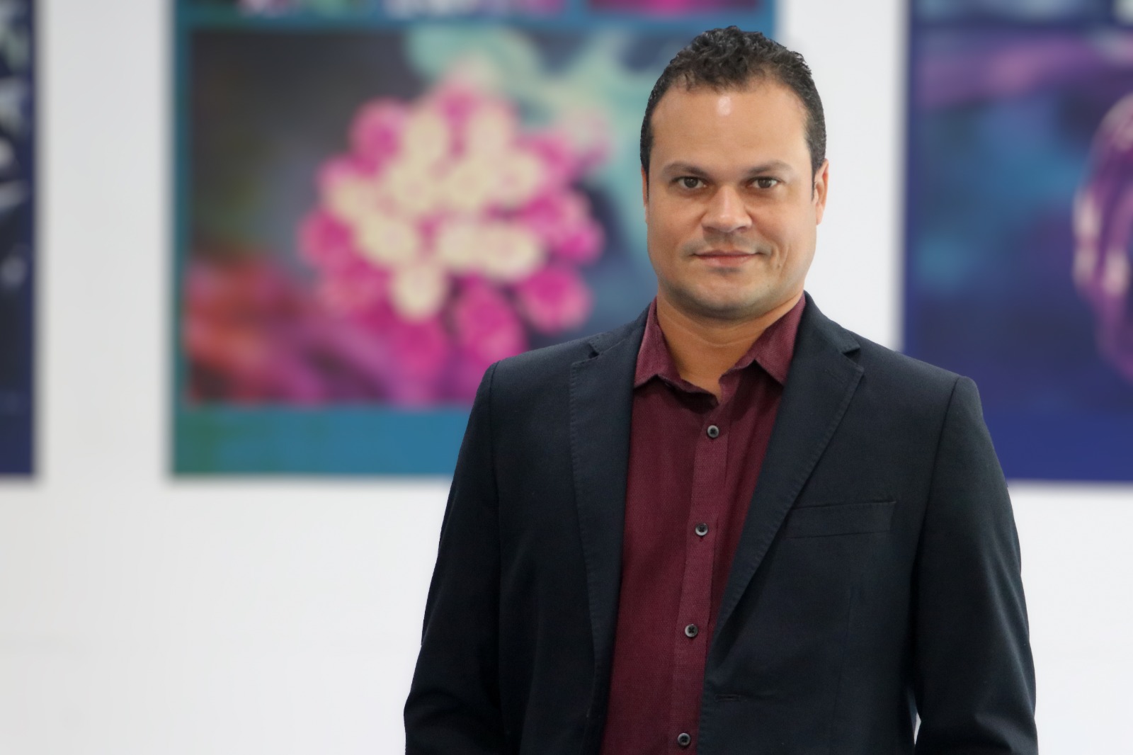 Anselmo Guimarães, secretário-executivo do Consema, destaca conciliação entre políticas públicas e sociedade, enfatiza participação social, aborda questões climáticas e revela seu lado corintiano e músico, além de ser pai dedicado.