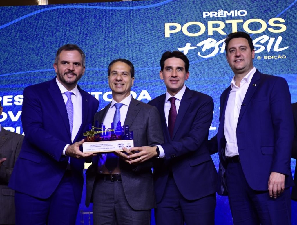Da esquerda para direita, Tomé Franca, secretário executivo do Ministério de Portos e Aeroportos, Ernesto Sampaio, presidente do Porto de São Sebastião, Silvio Costa Filho, Ministro de Portos e Aeroportos e Ratinho Jr, governador do Paraná