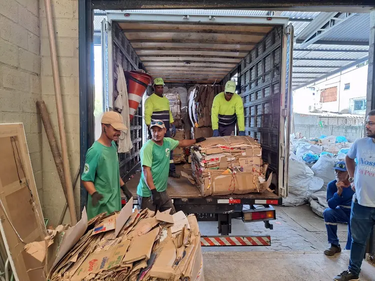 São vários caminhões de coleta seletiva em Vila Velha, Espírito Santo. Imagem: Divulgação.